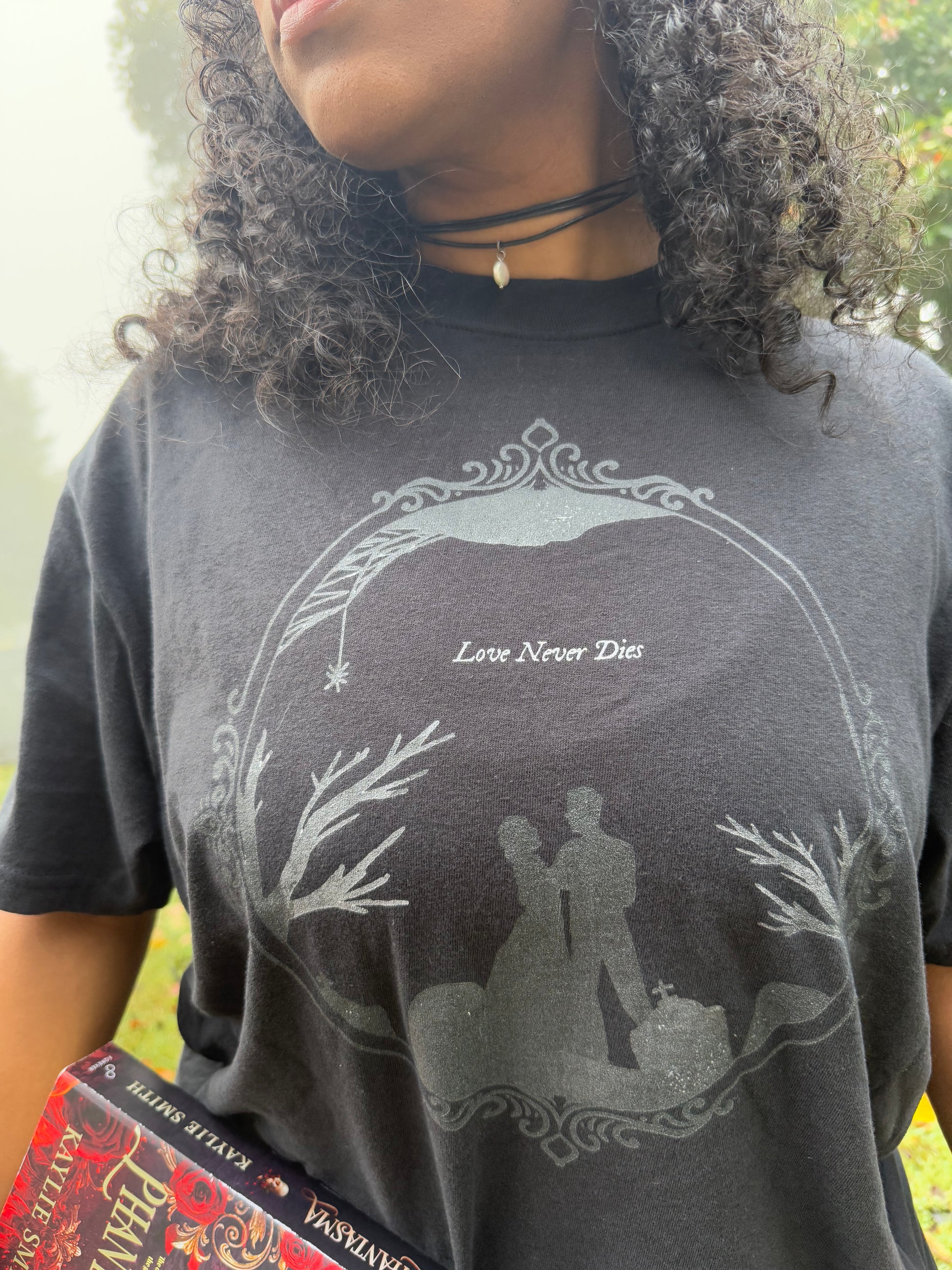 Love Never Dies Tee – Liv Co. Love Never Dies Tee – Liv Co.